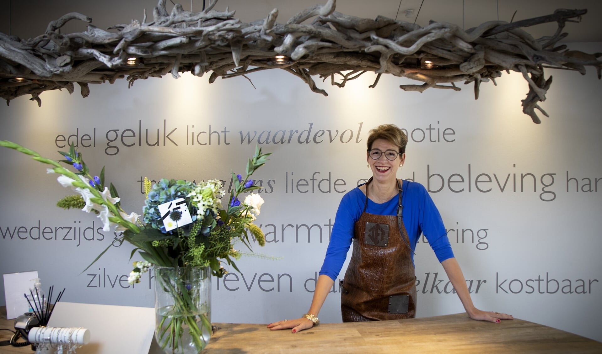 Jet van der Hoeven in haar winkel, waar ook het atelier is. 