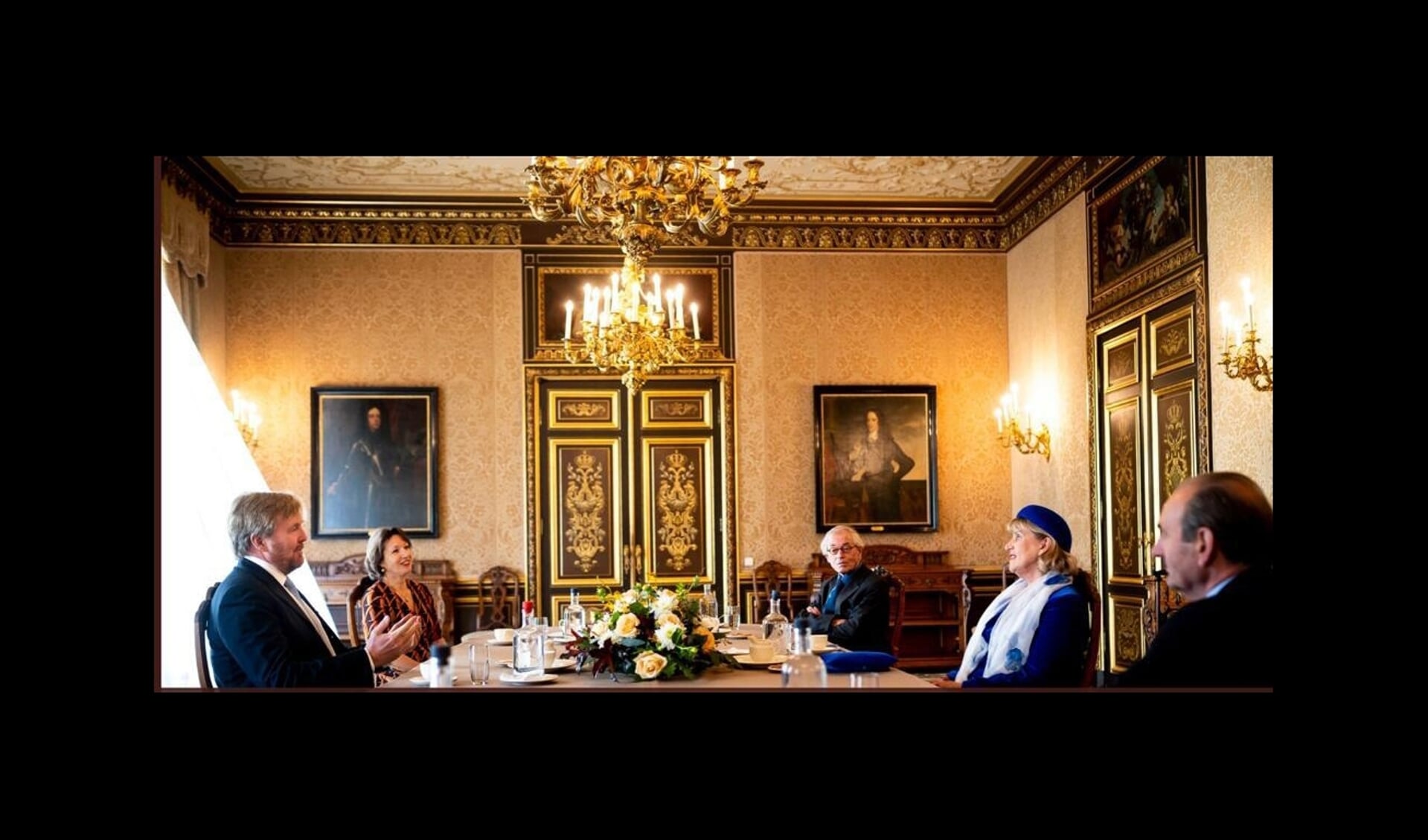 Rechts Rob Tuizenga tijdens zijn bezoek aan Koning Willem Alexander voor de overhandiging van het boek.