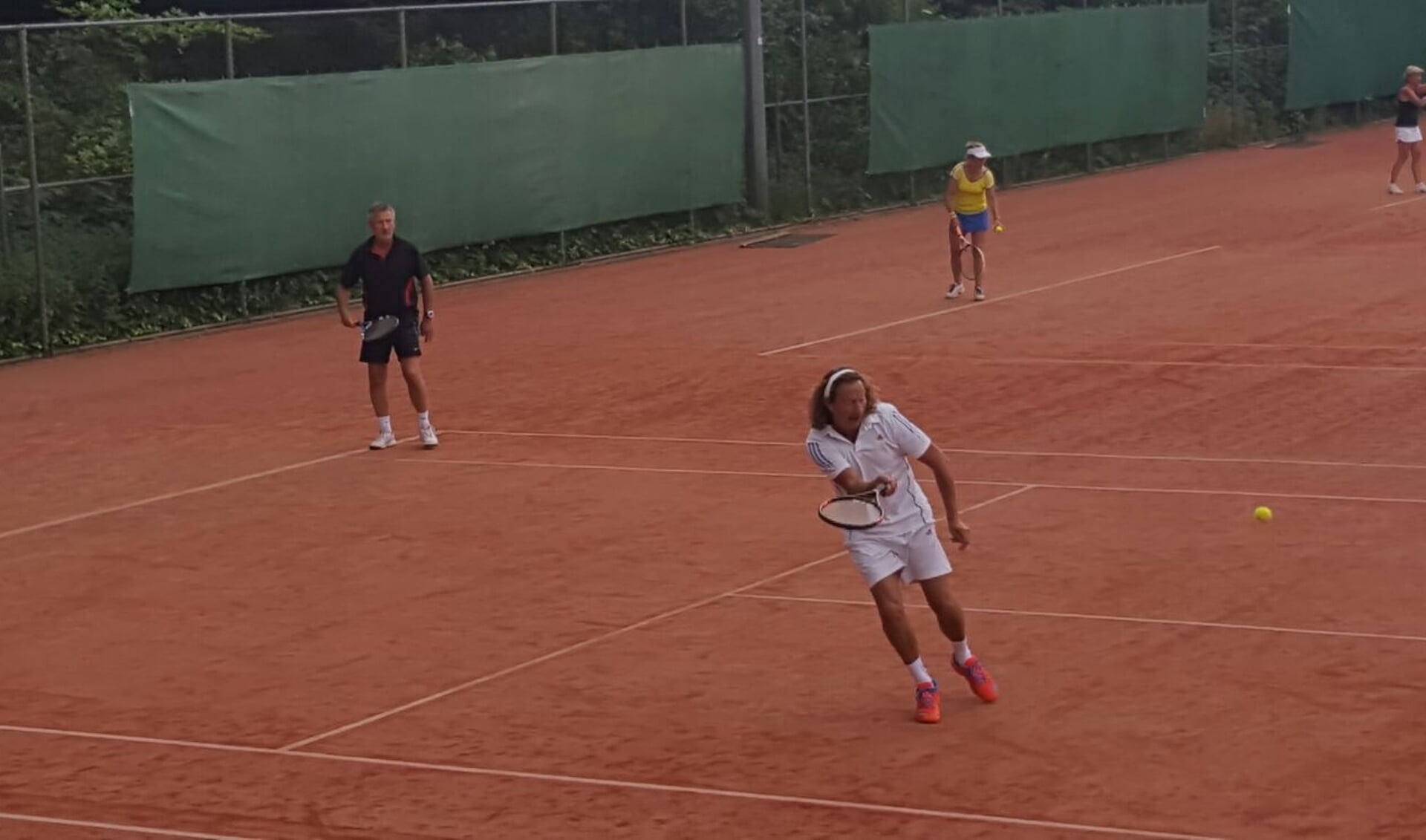 Jurjen Abels, op de voorgrond, actief als tennisser bij ETC.