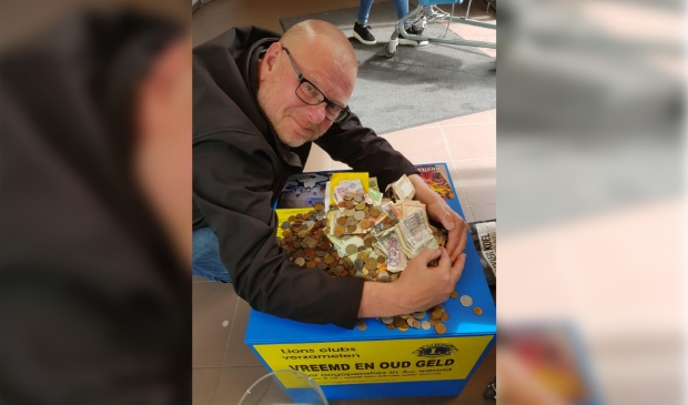 <p>Lionsclub Eemland President Ruud Prior is blij met het succes van de Vreemd en Oud geld actie.</p>