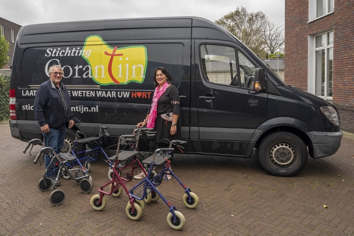 Jackie van den Braak Zitter overhandigt de rollators aan Piet Kruk