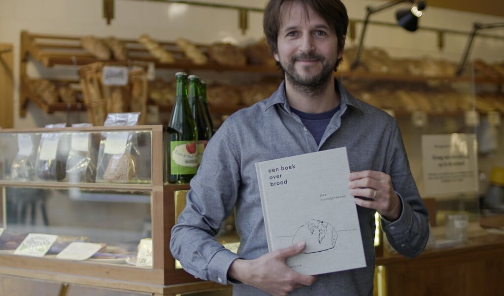 Issa Niemeijer-Brown in zijn Amsterdamse bakkerijwinkel met 'Een boek over brood'.