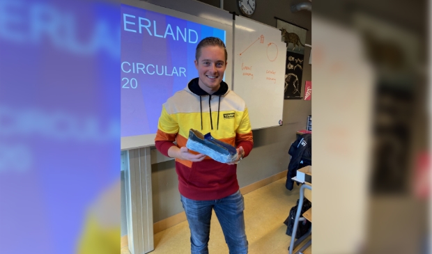 <p>Kasper Westerveld van BSH Huishoudapparaten, gevestigd in Hoofddorp. In zijn hand een prototype van een van de teams: de 'Circular Shoe Vacuum Cleaner.' </p>