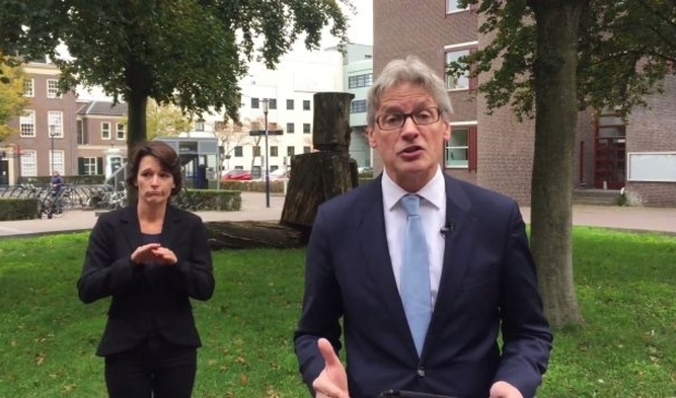 <p> ,,Samen de schouders eronder, samen tegen het coronavirus", aldus Bolsius. </p>