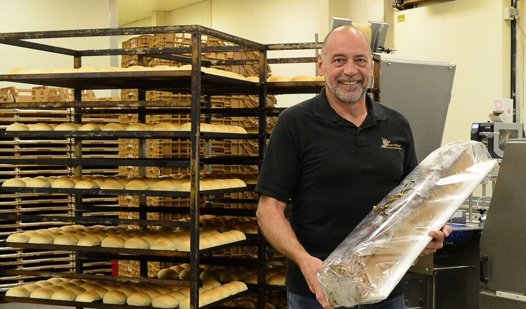 Harrie van Looijengoed met een meter krentenbrood in de ambachtelijke bakkerij.