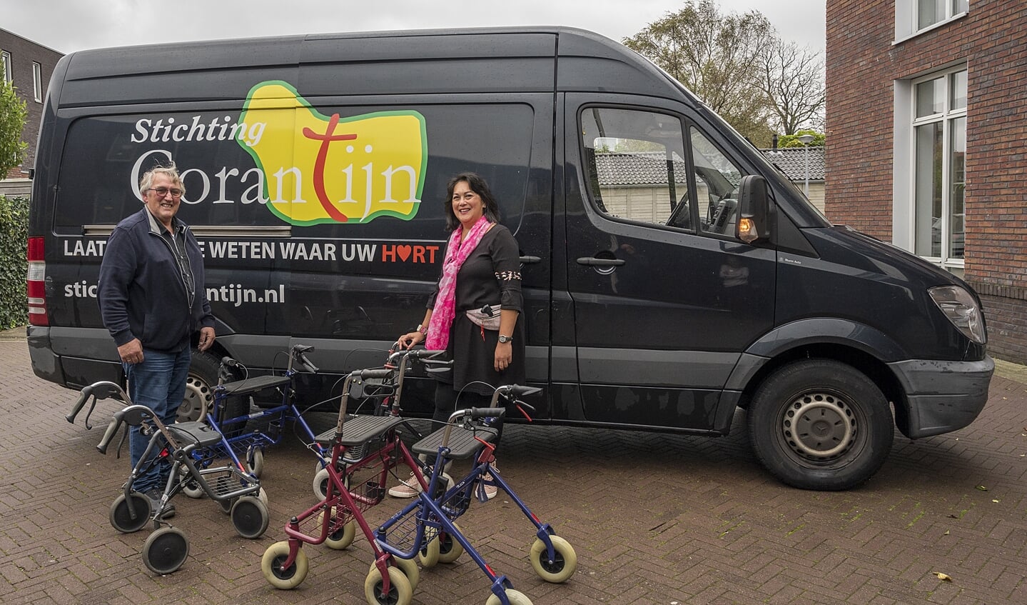 Jackie van den Braak Zitter overhandigt de rollators aan Piet Kruk