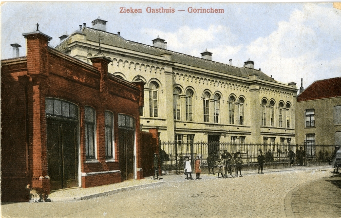Het voormalig ziekengasthuis (nr. 39) in de Haarstraat. Links op de voorgrond het ontsmettingsgebouw (nr. 37)