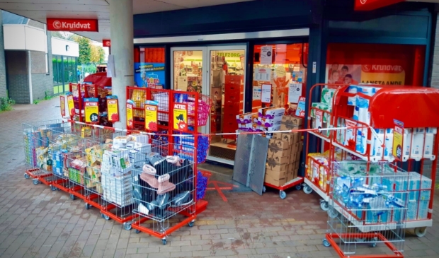 <p>Het Kruidvat-filiaal werd na de overval met linten afgezet.</p>