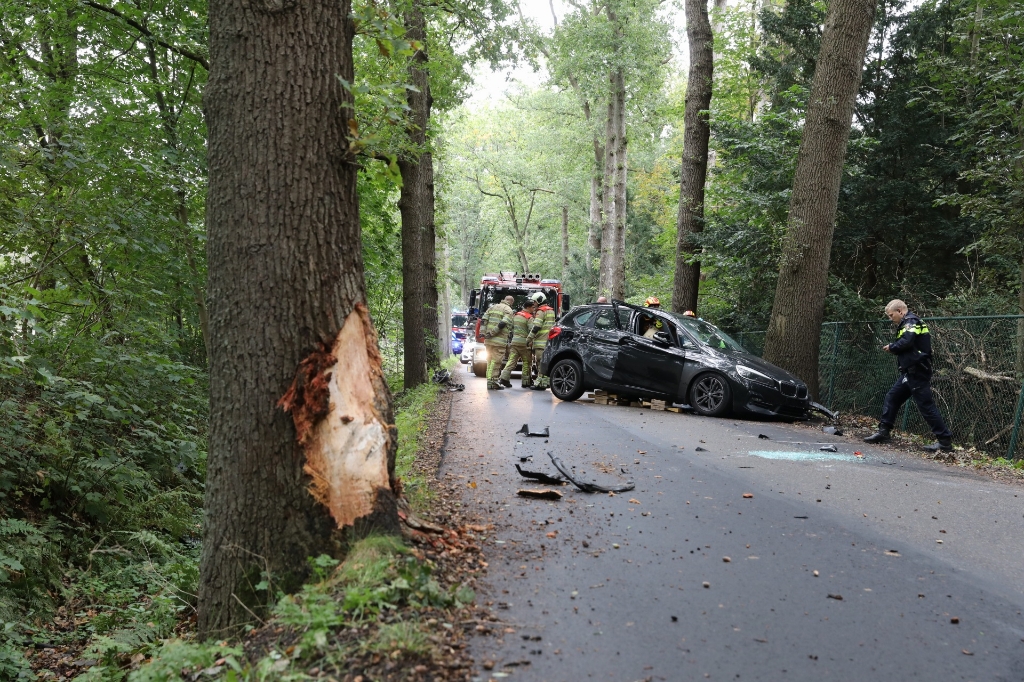 <p>De chauffeur moest uit de auto worden bevrijd.</p>