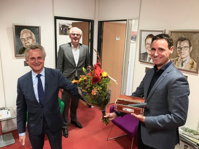Rob Metz, burgemeester uit Soest reikt de LEF-prijs uit aan Mark Pot