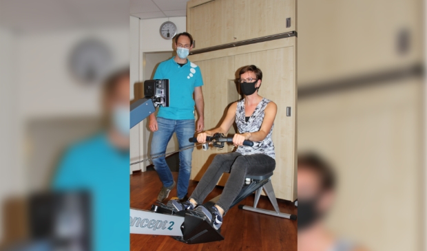 <p>Ex-coronapati&euml;nt Marieke de Kruif werkt onder begeleiding van fysiotherapeut Johan Noordergraaf aan haar herstel.</p>