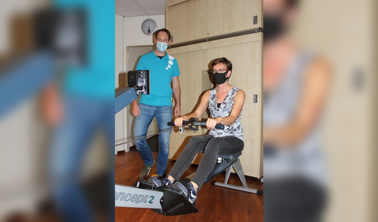 Ex-coronapatiënt Marieke de Kruif werkt onder begeleiding van fysiotherapeut Johan Noordergraaf aan haar herstel.