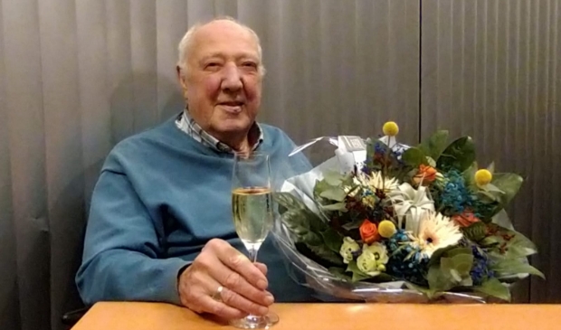 <p>Evert de Koning met de bloemen die hij kreeg van SV Panter. ,,Och, ik mis zo om met zijn allen naar het veld te gaan. Hopelijk kunnen we dat snel weer."</p>