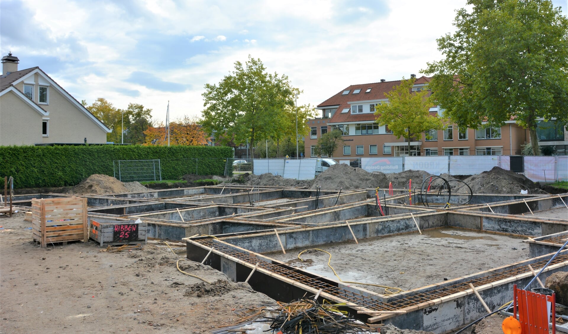 De nieuwbouw van villa 'Thorbecke' is inmiddels in volle gang met het funderingswerk.