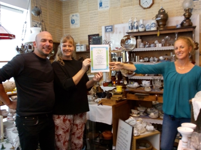 v.l.n.r. Wim en Daniëlle de Keizer van stichting Agua Viva krijgen de cheque van Erica Swart