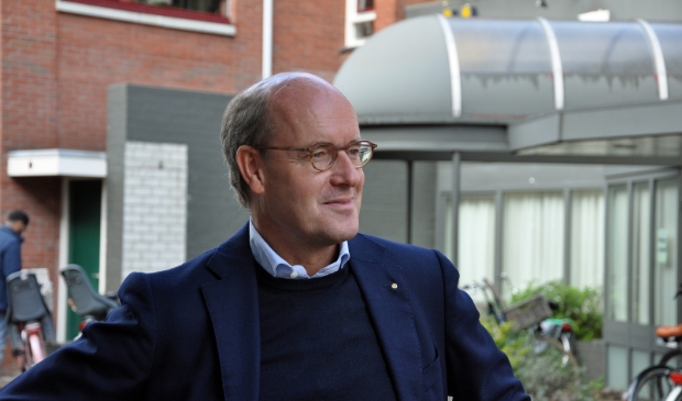 <p>Dick Naafs in de Laanstraat voor de voormalige ingang van de drukkerij en de Baarnsche Courant. </p>