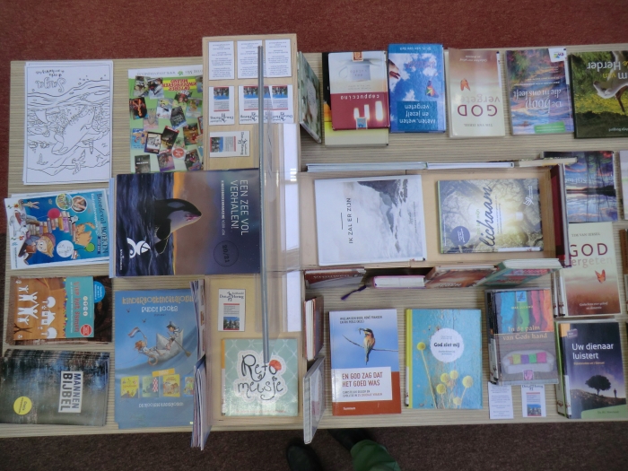 Tafel boeken en folders.