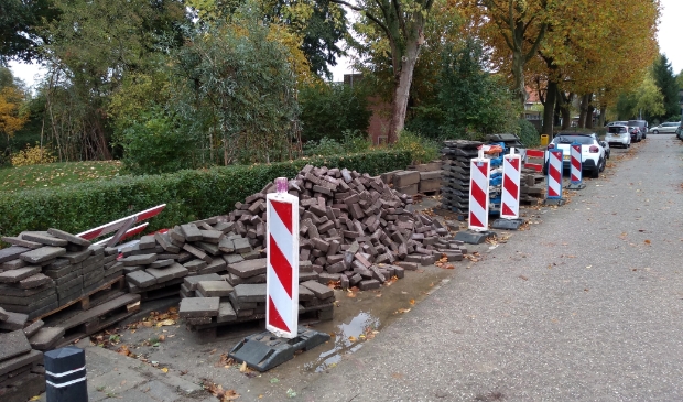 De nutsbedrijven Stedin en Vitens zijn al maanden druk aan het werk in de Oranjebuurt