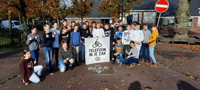 Groep 8 bracht het monologo aan op de weg.