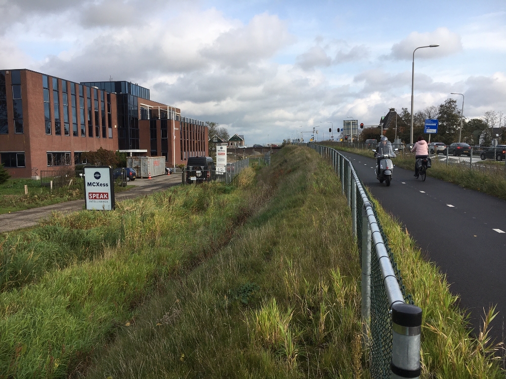 <p>Het tijdelijke fietspad langs de Oranjebaan naar de Amstelbrug</p>