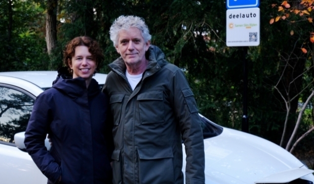 <p>Nancy van Etten en Paul Mekke: "Het voelt bijna als een eigen auto''.</p>