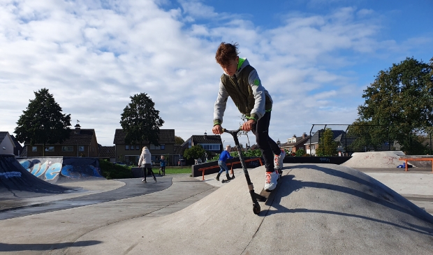 <p>Stuntsteppen op de skatebaan in Ederveen.</p>