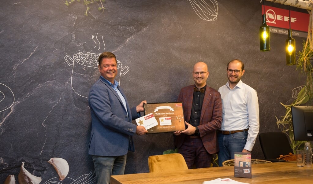 Bert en Johan ontvangen het MasterPartner certificaat uit handen van Robert, rayonmanager van NEFF.