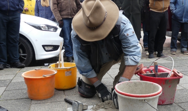 <p>Gunter Demnig plaatst een Struikelsteen in Sliedrecht (2019)</p>