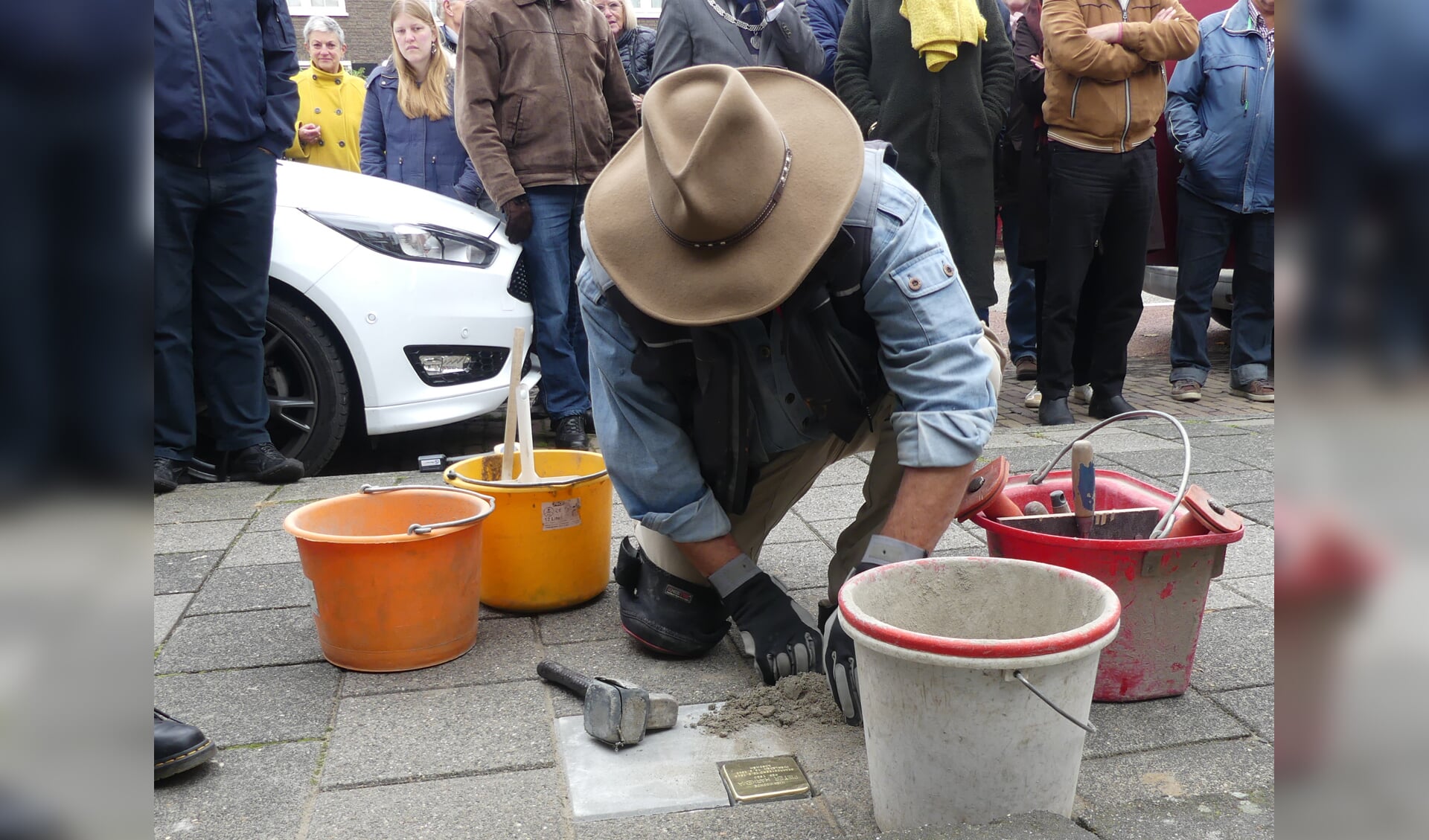 Gunter Demnig plaatst een Struikelsteen in Sliedrecht (2019)