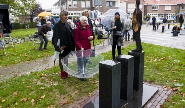 <p>Onthulling kunstwerk Merwedegijzelaars Sliedrecht</p>