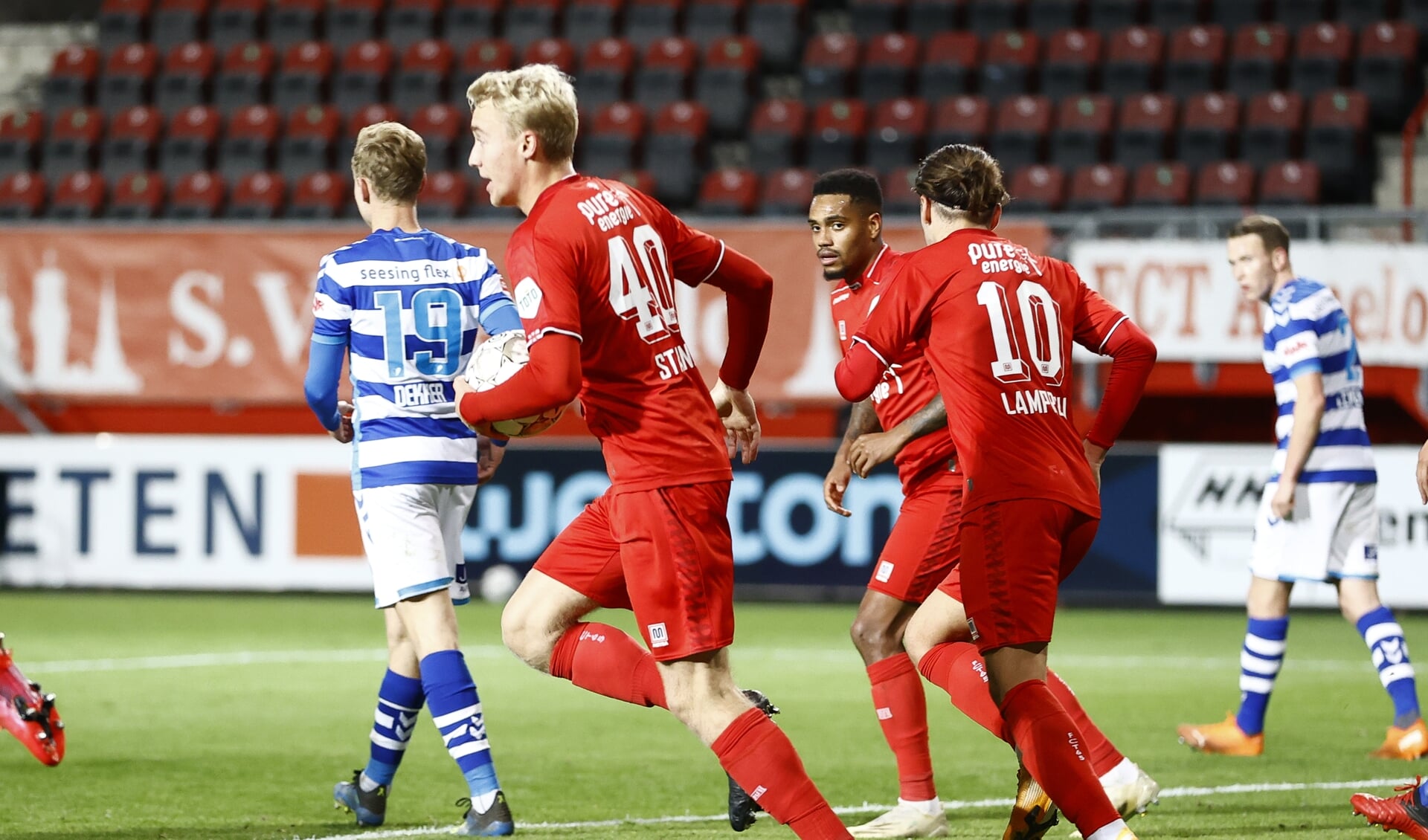 Barnevelder Casper Staring (voorgrond) maakte zijn debuut voor FC Twente en scoorde in het bekerduel tegen De Graafschap.