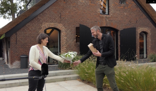 <p>Het Amersfoortse ontwerpbureau OOKarchitecten ontving de publieksprijs uit handen van wethouder Astrid Janssen op het erf van de gerestaureerde boerderij.</p>