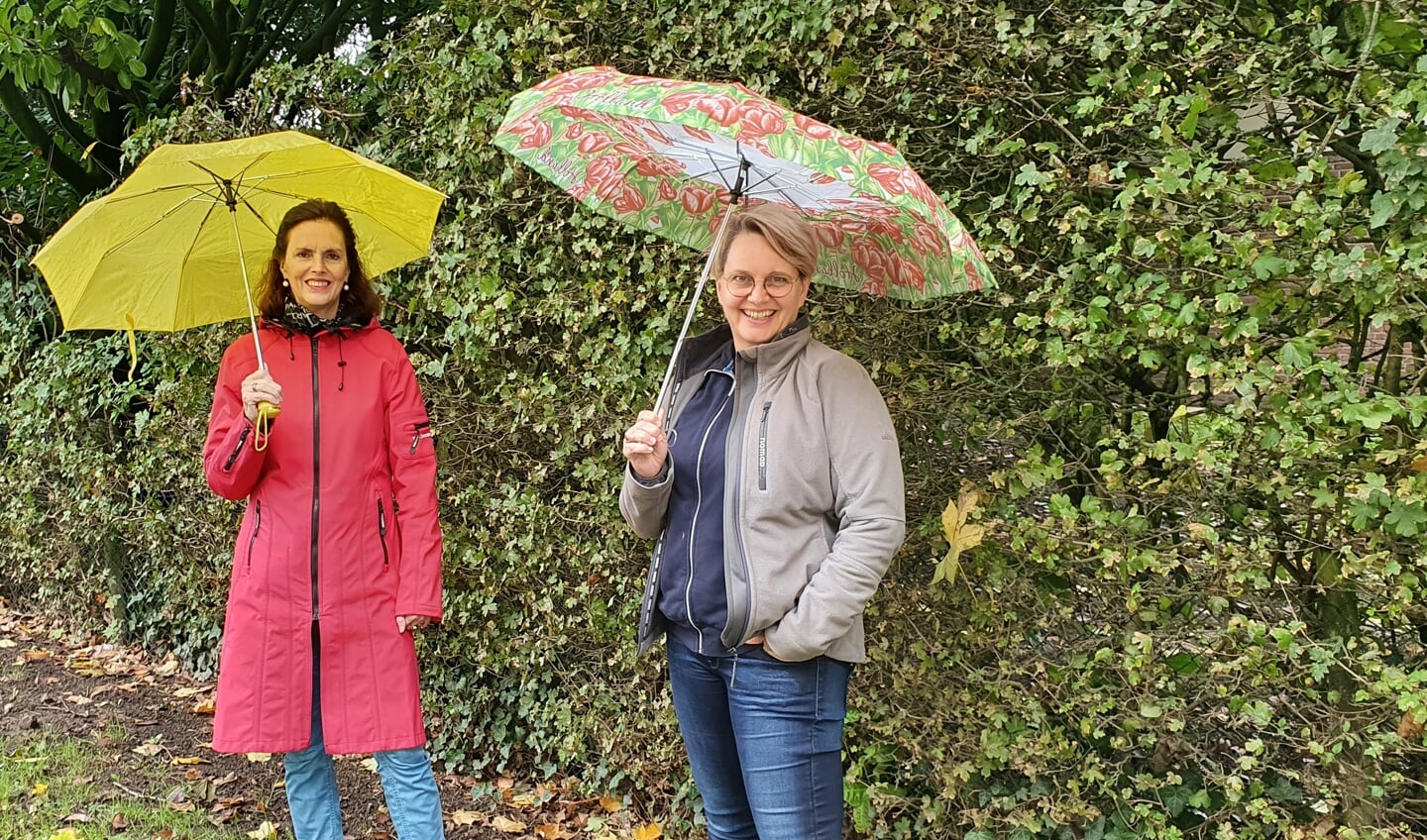 Links Simeronie en rechts Nastasjam zij moedigen aan om te bewegen zelfs als het regent