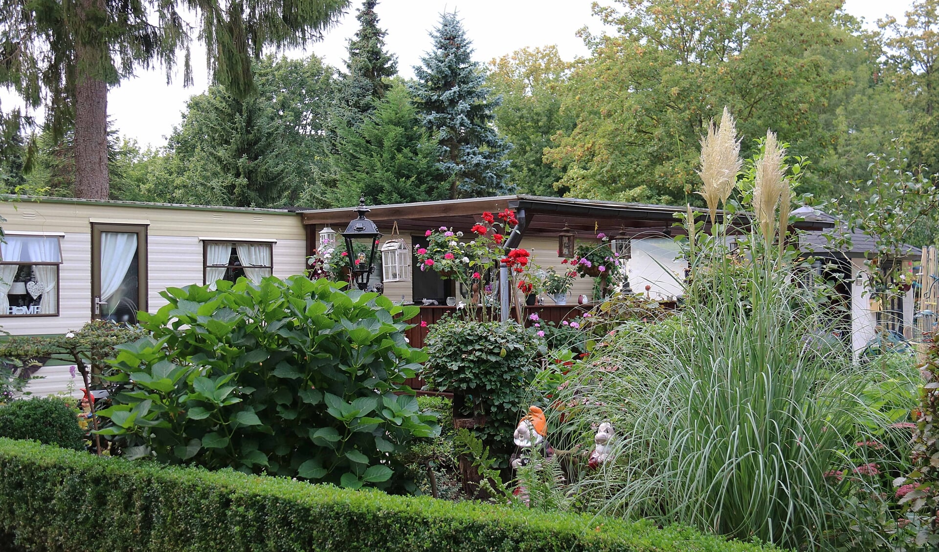 Eigenaren van bestaande stacaravans met verzorgde tuinen kunnen vooralsnog jaarlijks hun plek blijven huren bij EuroParcs.