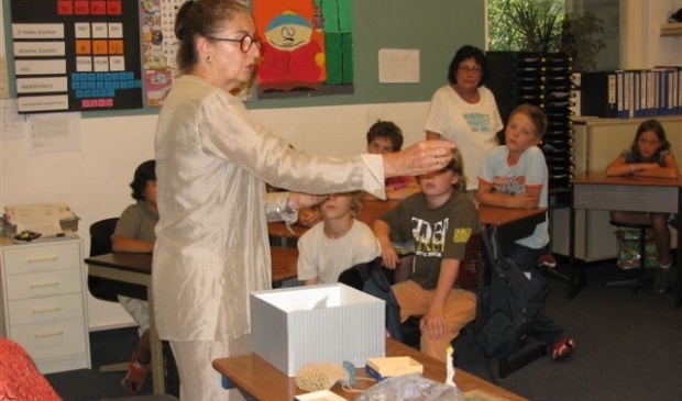 <p>Marjan Bruinvels geeft een gastles.</p>