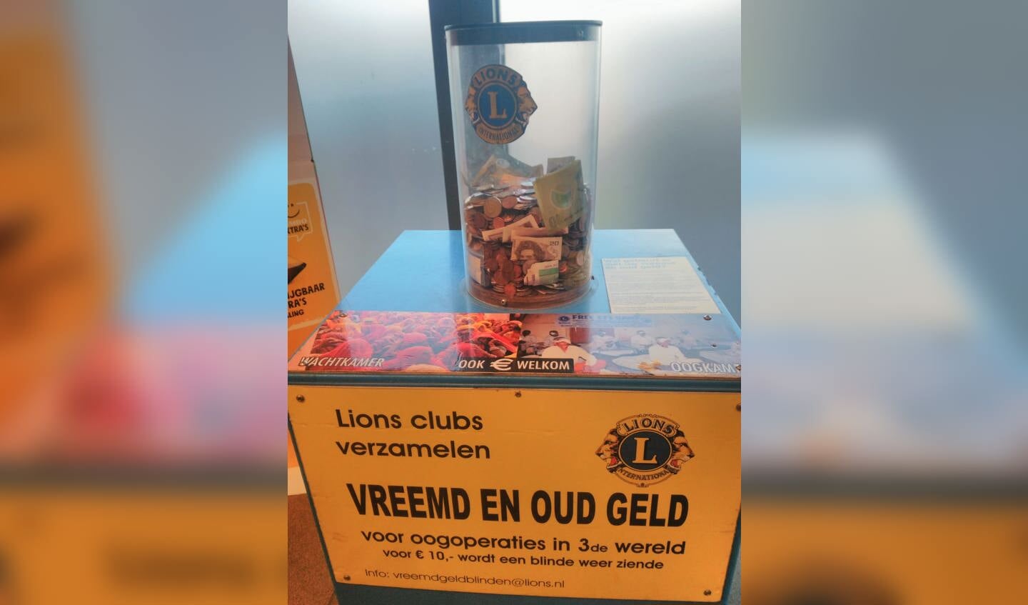 De Lions Vreemd en Oud geld verzamelzuil in de Jumbo in Soest.