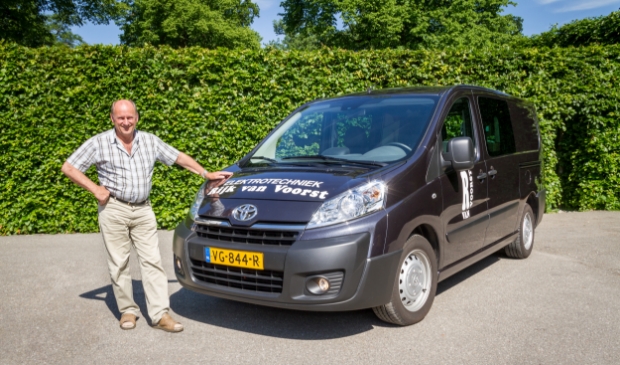 <p>Rijk van Voorst bij zijn 'bus met het witte logo'.</p>