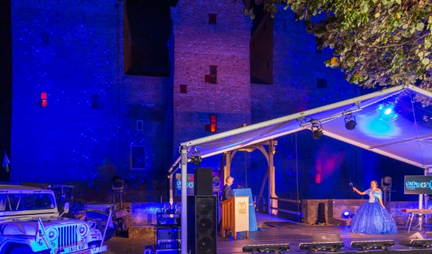 <p>Slot Loevestein werd zaterdag uitgelicht met VN Blauw</p>