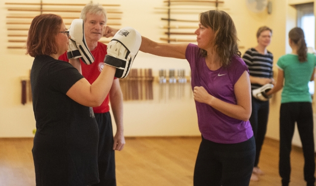 <p>Deelnemers aan de Donkere Dagen Training leren zowel te stoten als af te weren.</p>