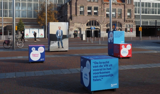 <p>Op het stationsplein in Haarlem staat een expositie als onderdeel van het landelijk initiatief ‘75 jaar VN in 75 verhalen’ </p>