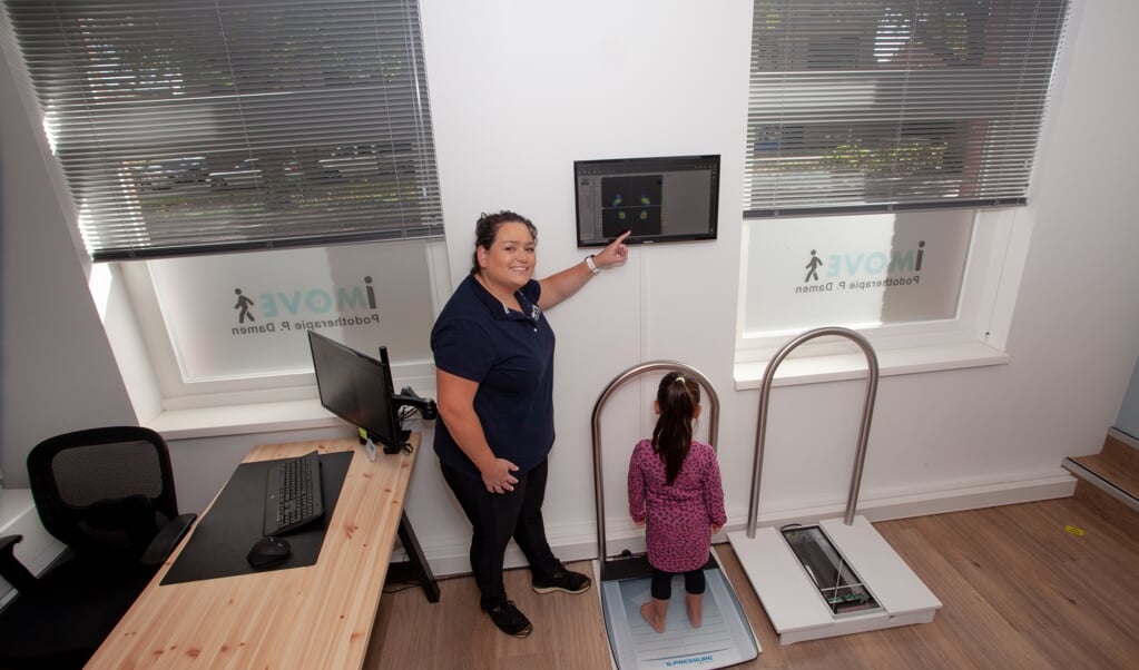 Podotherapeut Patty Damen maakt gebruik van moderne onderzoeksapparatuur zoals een drukmeetplaat en een 3D-scan. 