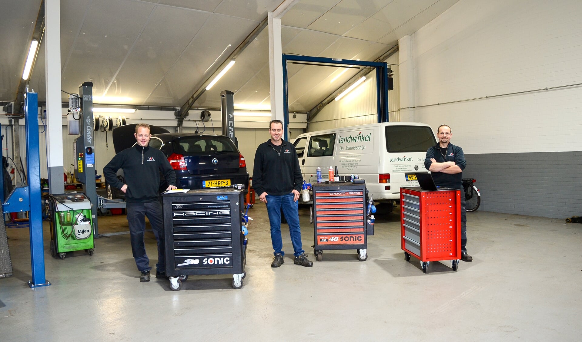 Op gepaste afstand werken Bastiaan, Christiaan en Dirk (v.l.n.r.) in de werkplaats van Van Maanen Auto’s.