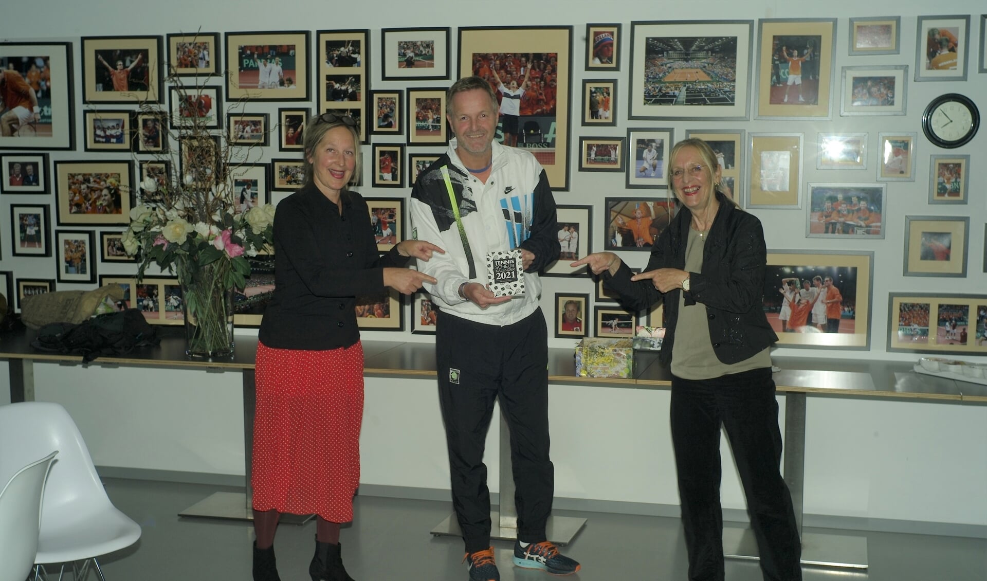 Oud Daviscup-captain Tjerk Bogtstra met Birgit en Marjo Gruisen