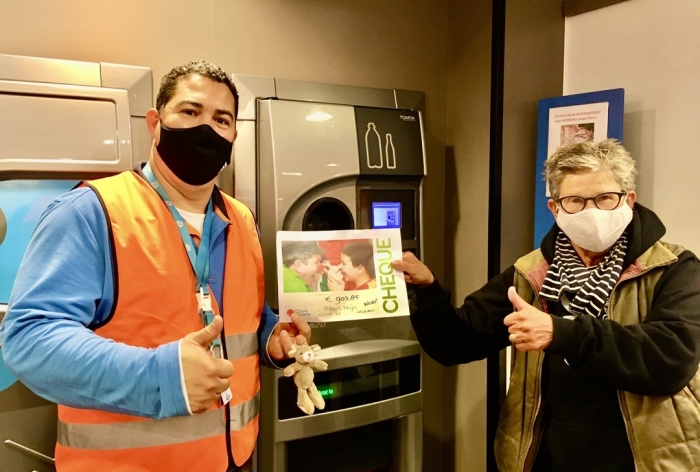 Hr Kilouli overhandigt de cheque aan Ellen