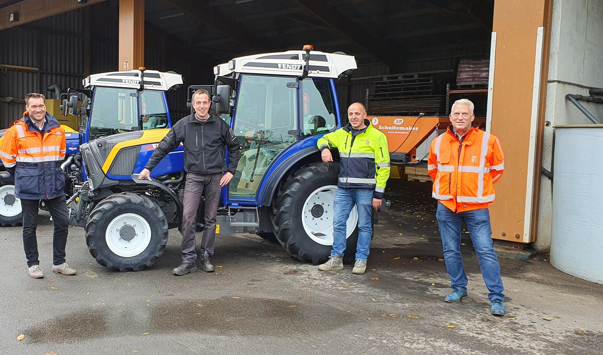 v.l.n.r. teammanager Buitendienst Stefan Brogtrop, Marcel van Dijk, Arie Koning en Ruud van Mourik, trots op de nieuwe tractoren voor Gemeente Houten.