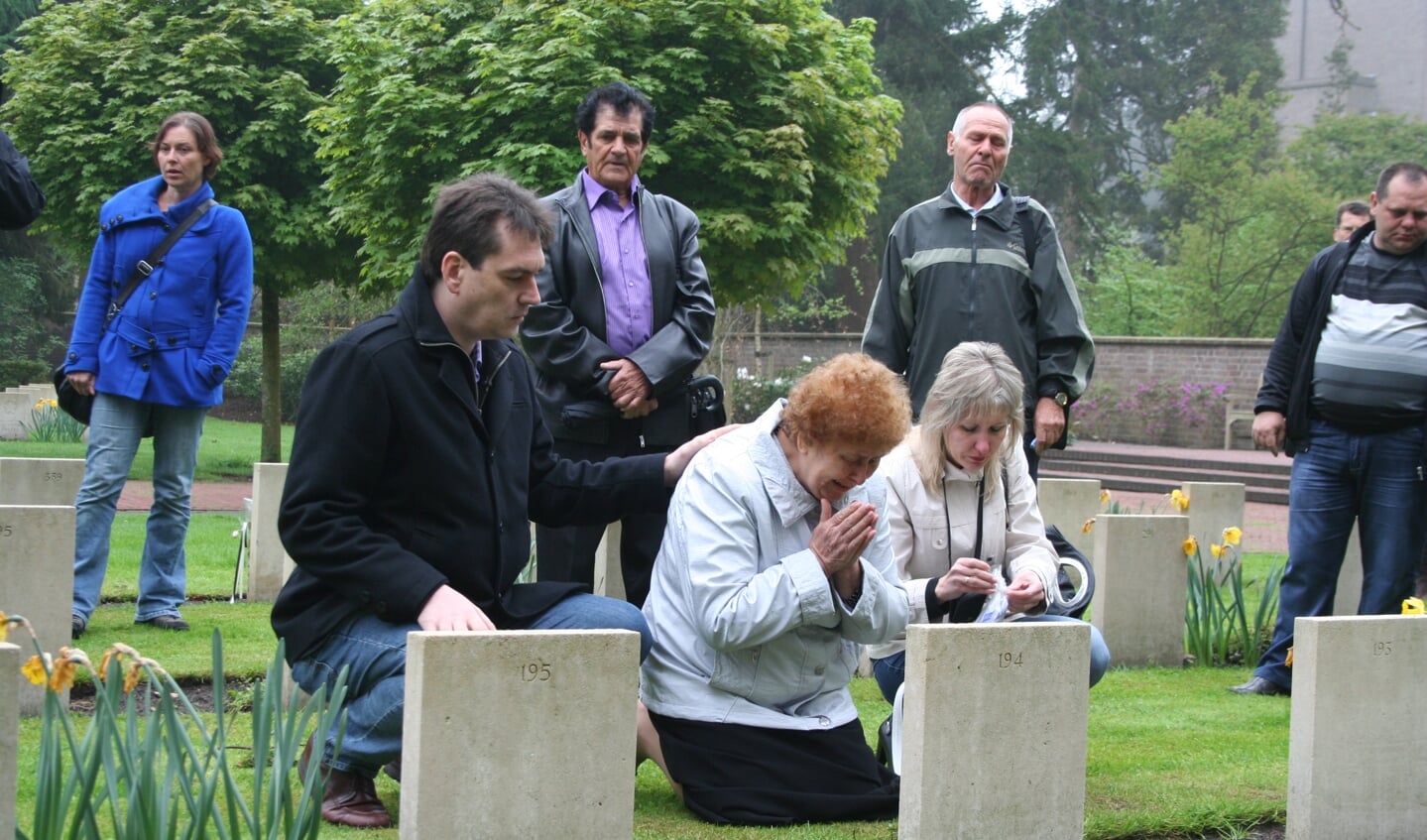 Een dochter van een soldaat, die in 2012 voor het eerst het graf van haar vader bezoekt.