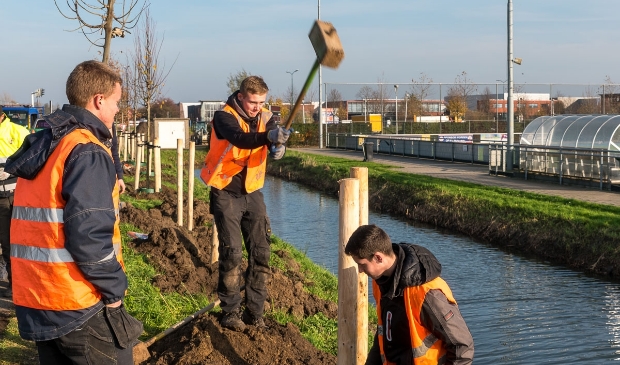 Steunpalen de grond in ...