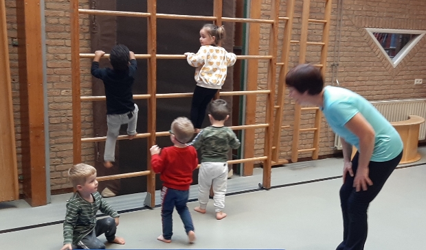 Peuters bezig met Nijntje beweegles