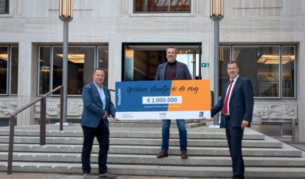 <p>Edwin Bomers (voorzitter HISWA-RECRON Gelderland), Sander Wind (voorzitter KHN Gelderland) en Peter van 't Hoog (gedeputeerde provincie Gelderland).</p>