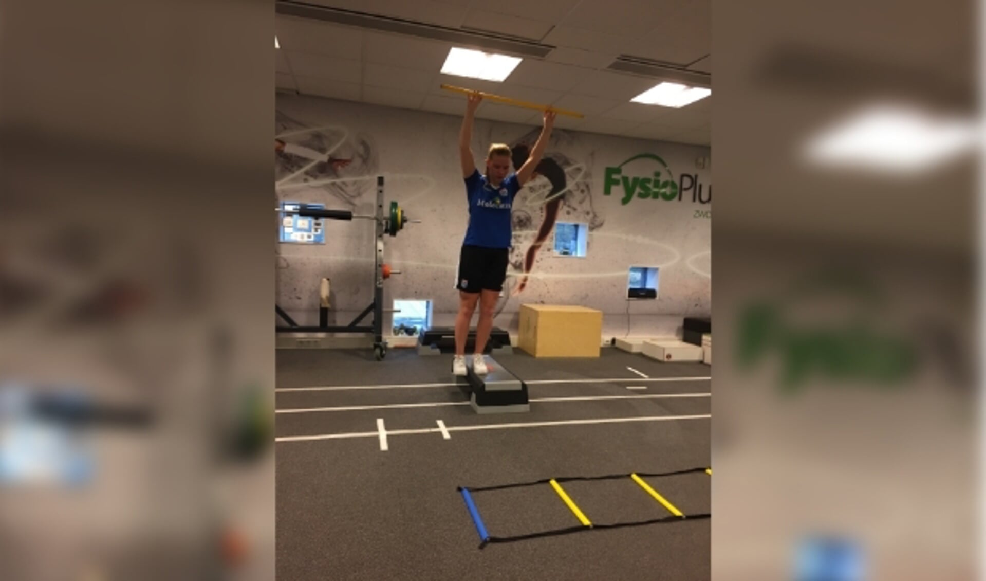 Daniek van den Bosch bezig met een stabiliteitsoefening bij Fysio Plus in Zwolle, dat de speelsters van PEC Zwolle begeleidt met fysiotherapie.